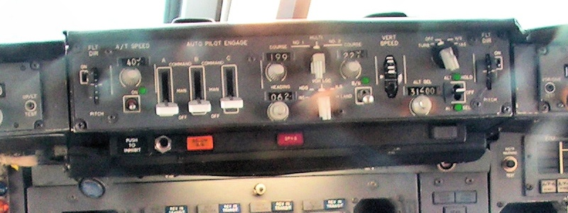Piloto automático de un Boeing 747 antiguo. Wikimedia Commons